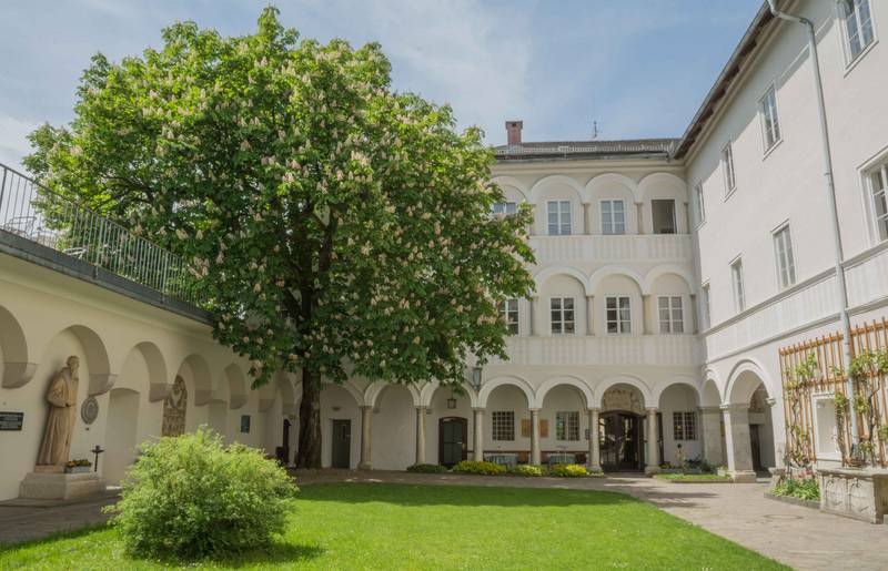 <p>Burgen und Schlösser in Kärnten, Kloster Wernberg Innenhof</p>