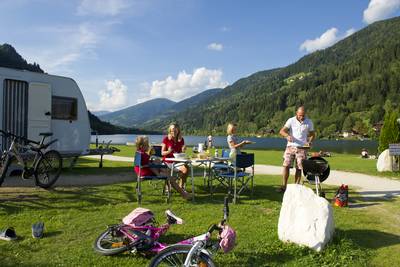 Familie beim Grillen am Campingplatz