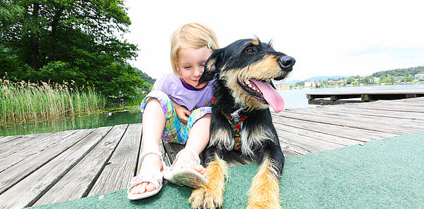 Beste Freunde – Mädchen mit Hund am Badesteg