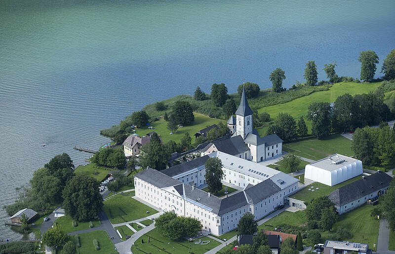 Ossiacher See mit Blick auf Stift Ossiach