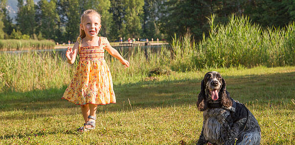 Mädchen mit Hund am Campingplatz