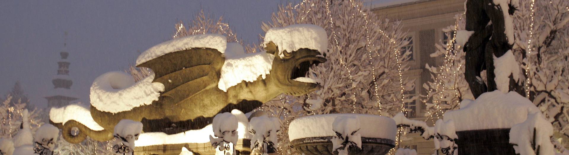 Klagenfurt am Wörthersee mit Lindwurm im Schnee