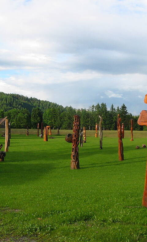 Holzskulpturenpark im Schloss Albeck in Albeck Sirnitz