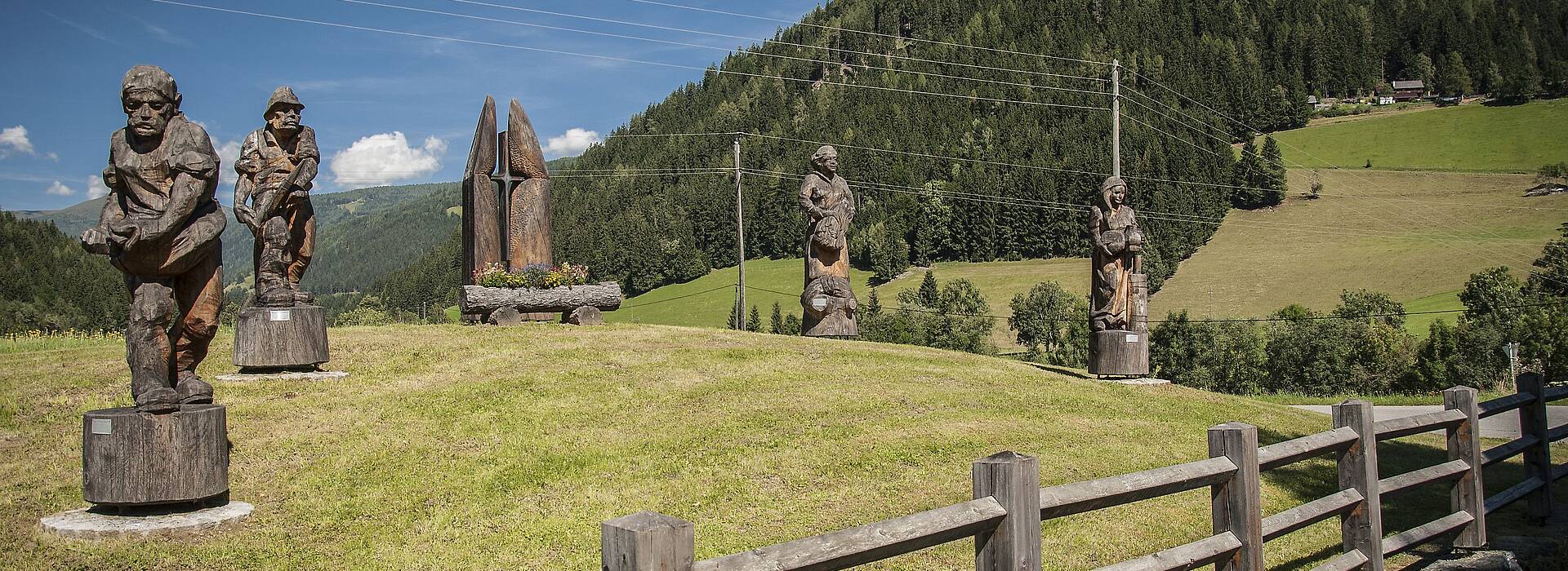 Holzskulturen in Gnesau in den Nockbergen