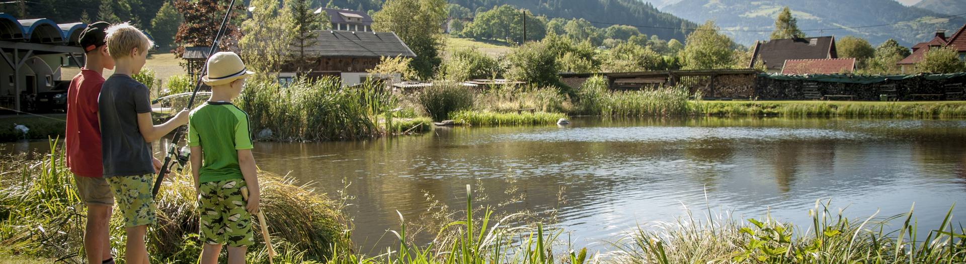 Kinder fischen in Feld am See