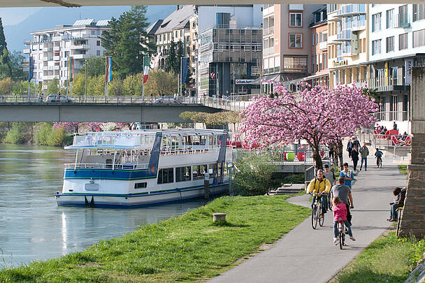 Radfahren im Frühling am Drauradweg in der Stadt Villach