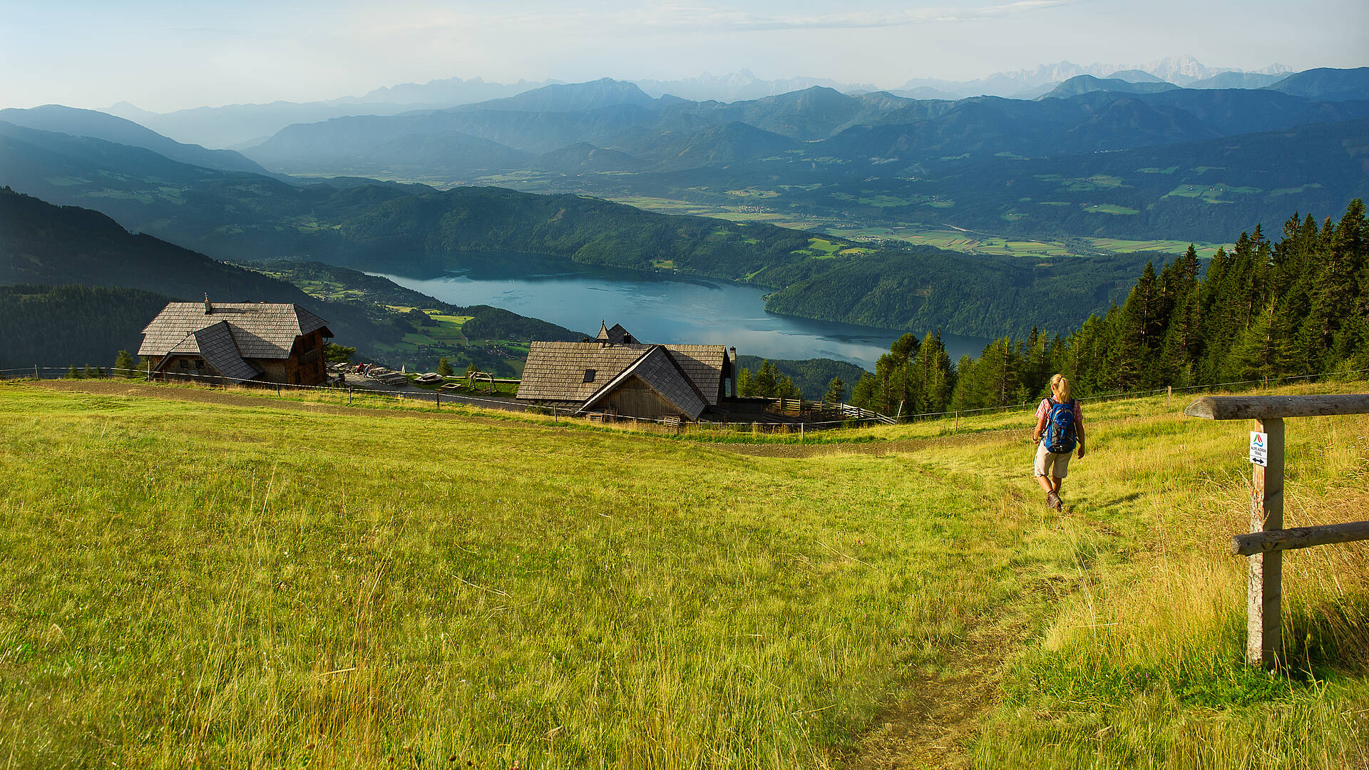 Wanderer auf dem Alpe Adria Trail mit Blick auf See