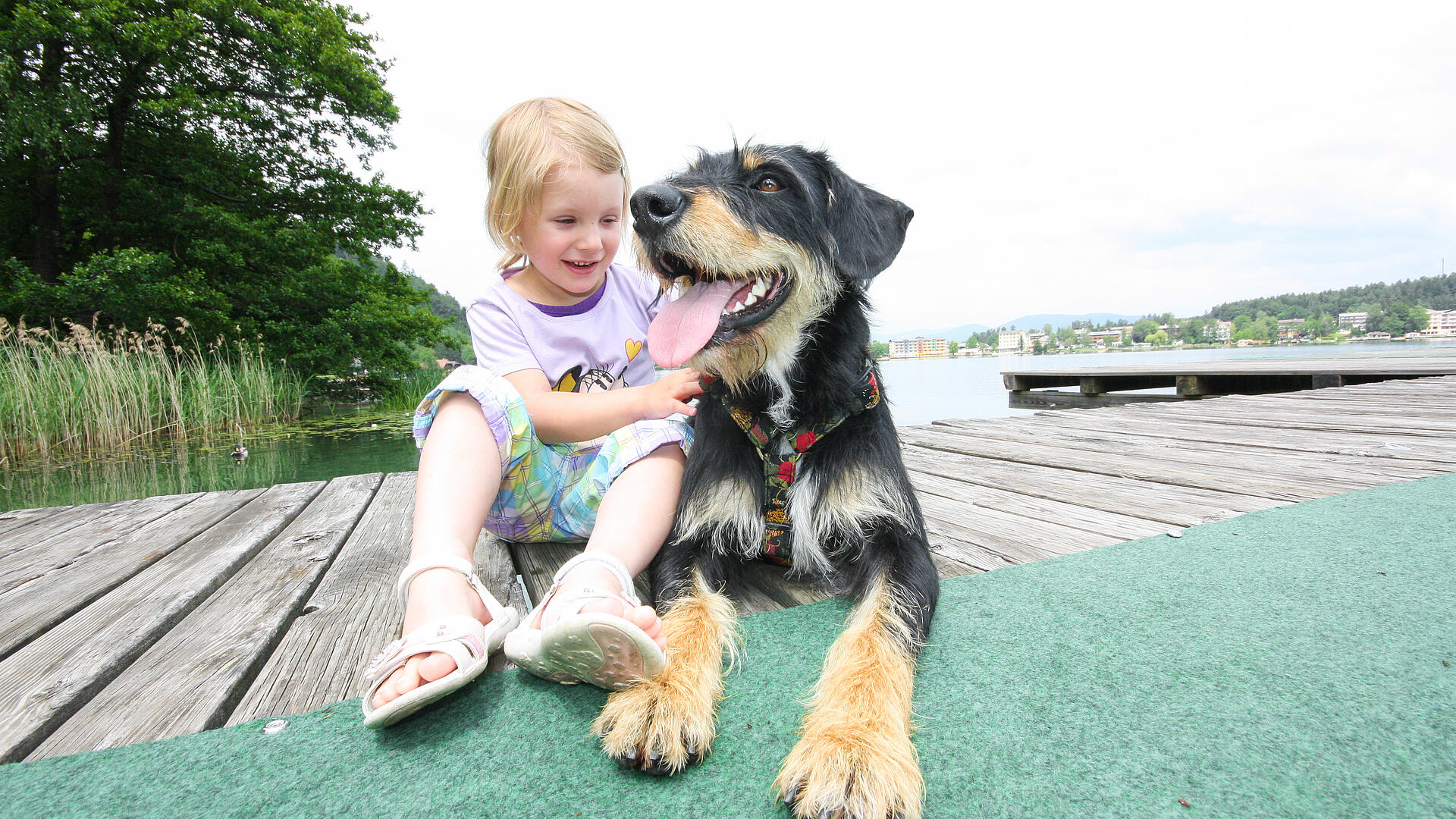 Kind mit Hund am See