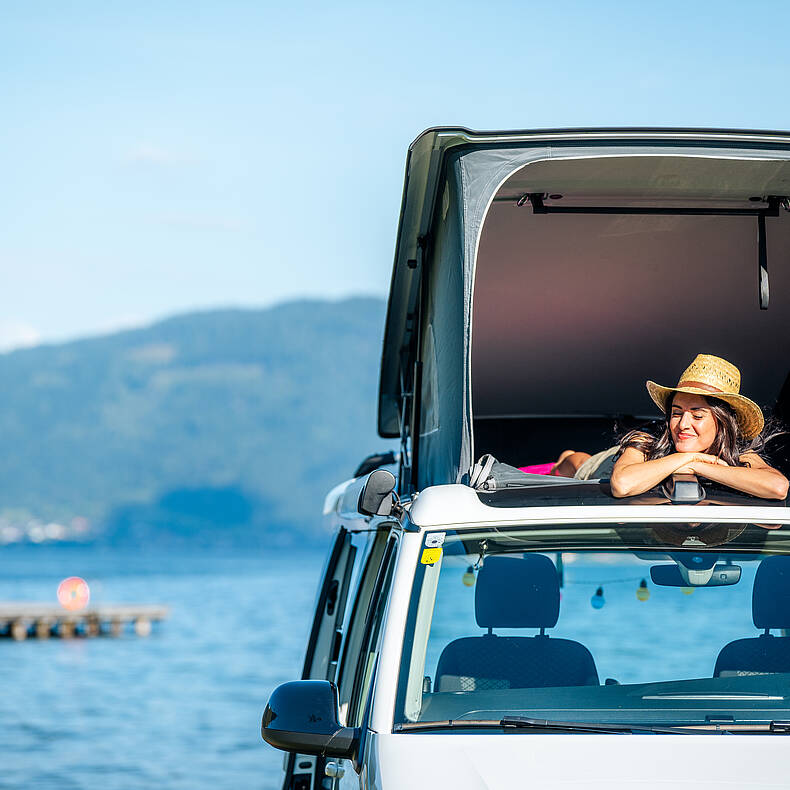 Frau im Campingurlaub am Ossiacher See