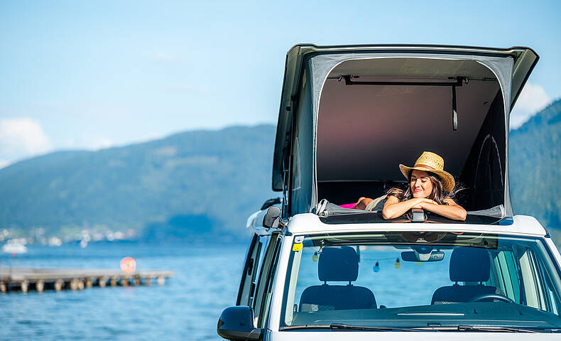 Frau im Campingurlaub am Ossiacher See