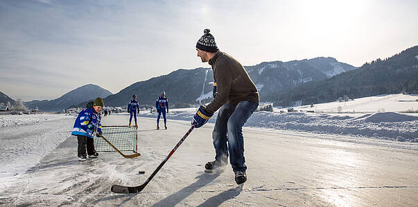 EISLAUFEN AM WEISSENSEE