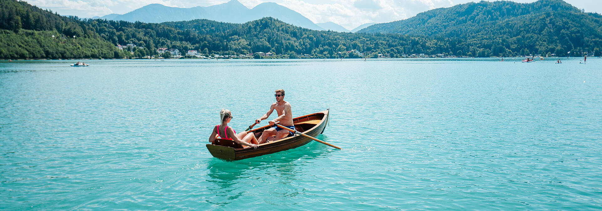 Paerchen mit dem Boot am Klopeiner See