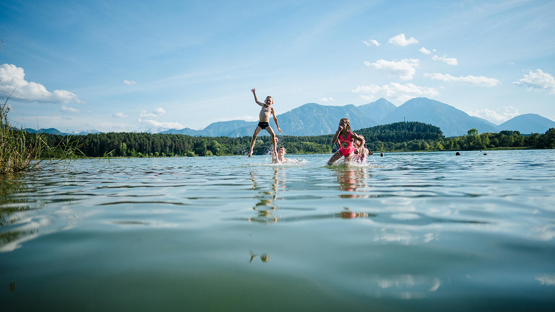 Familie beim Baden im Turnersee