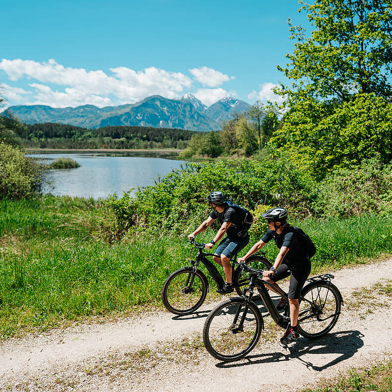 Radfahrer unterwegs am Sablatnigmoor