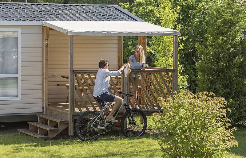 Paar im Mobile Home am Campingplatz Gruber Faaker See
