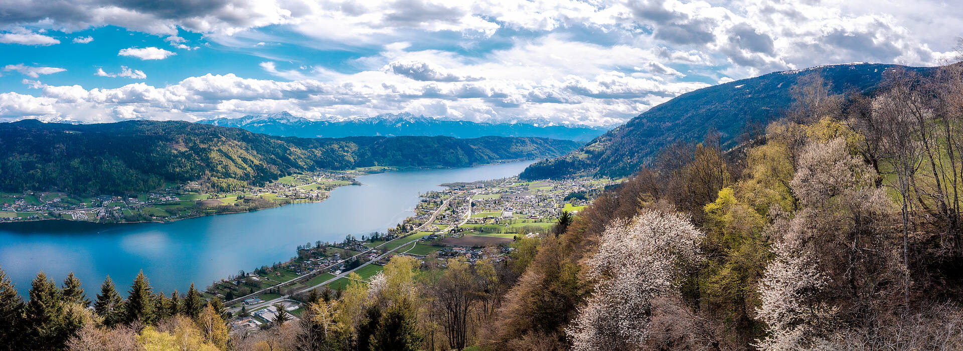 Blick auf den Ossiacher See, schönes Panoramablic bei Sonnenschein