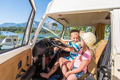 Kinder sitzen voller Freude im Wohnmobil.