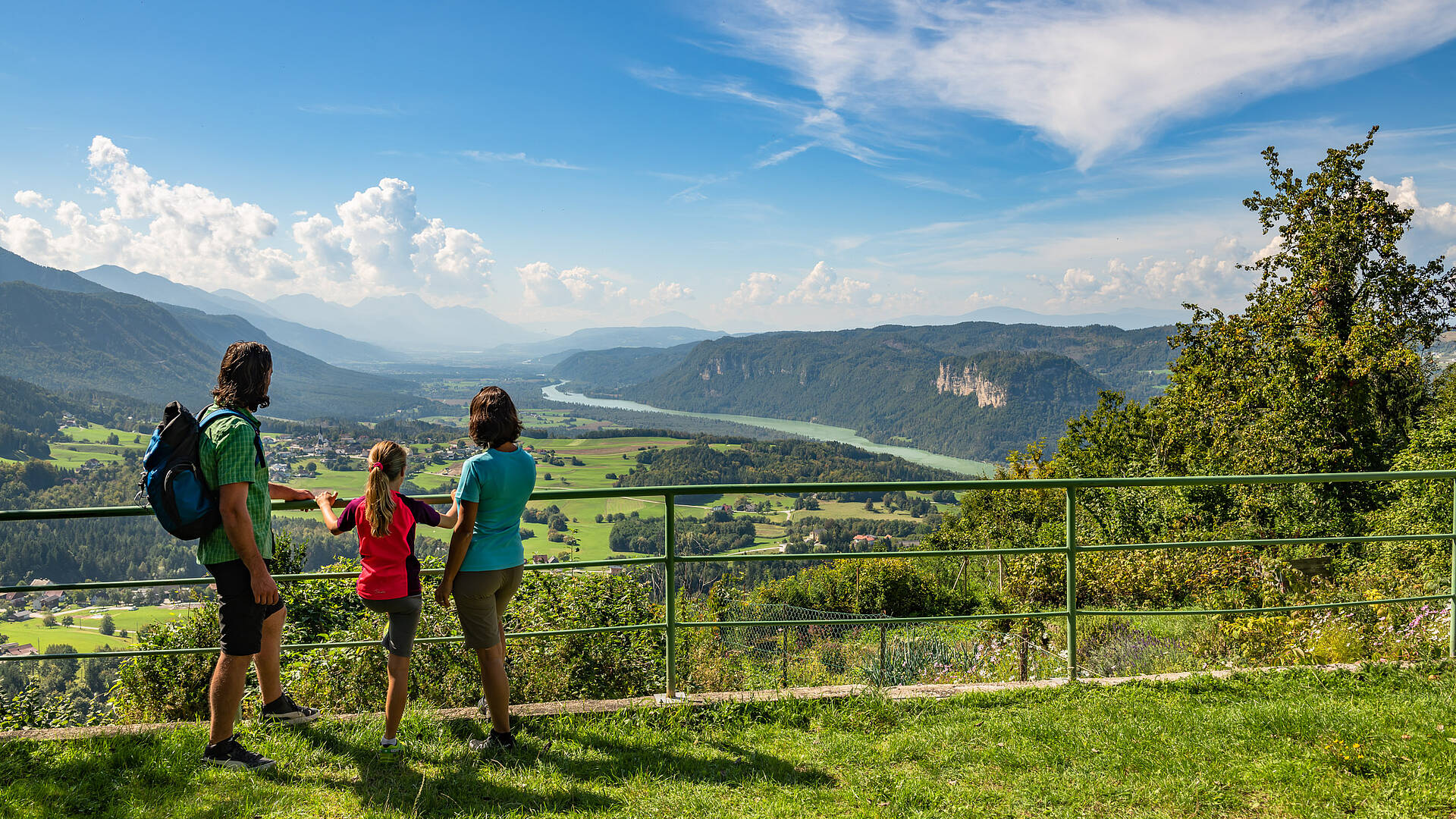 Familie beim Wandern im Rosental