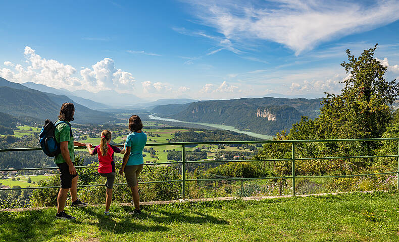 Familie beim Wandern im Rosental
