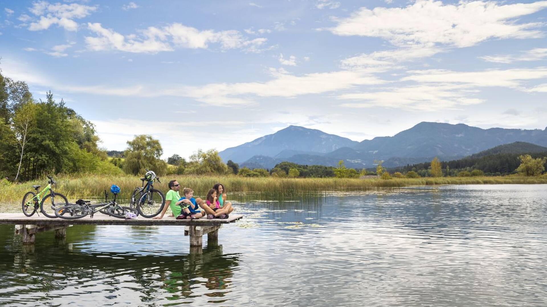 Mit der ganzen Familie um den Klopeiner See radeln und am Steg die Aussicht genießen. 