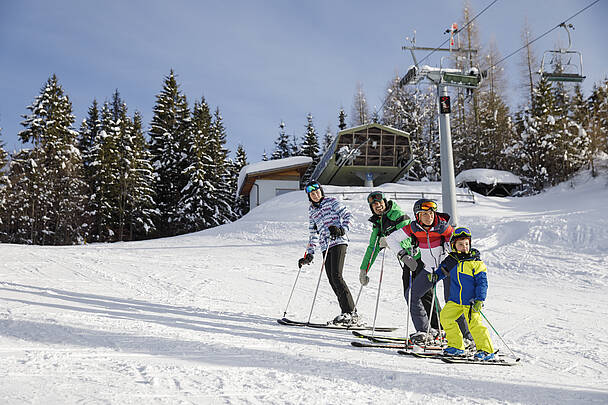 Region Weissensee_Winter_Familie beim Skifahren