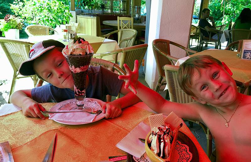 Moritz und Lorenz beim Eis essen