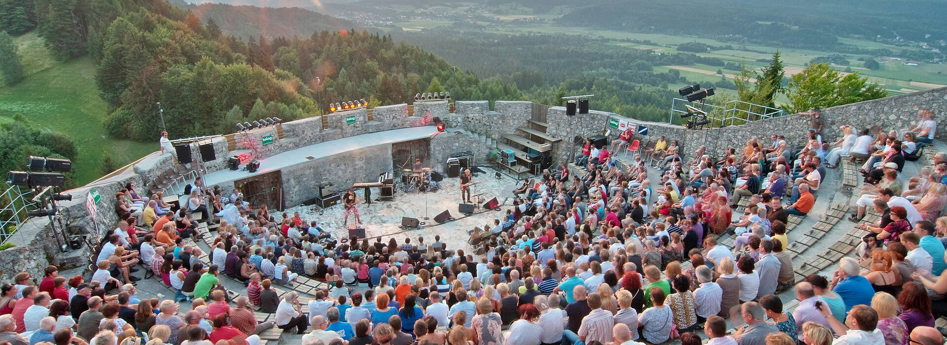 Veranstaltung in der Burgarena Finkenstein bei Sonnenuntergang
