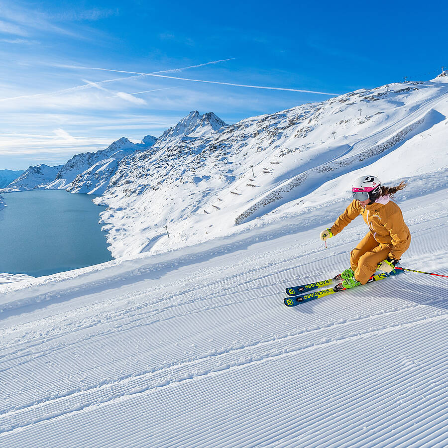 Frau beim Skifahren am Mölltaler Gletscher