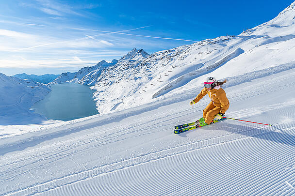 Frau beim Skifahren am Mölltaler Gletscher