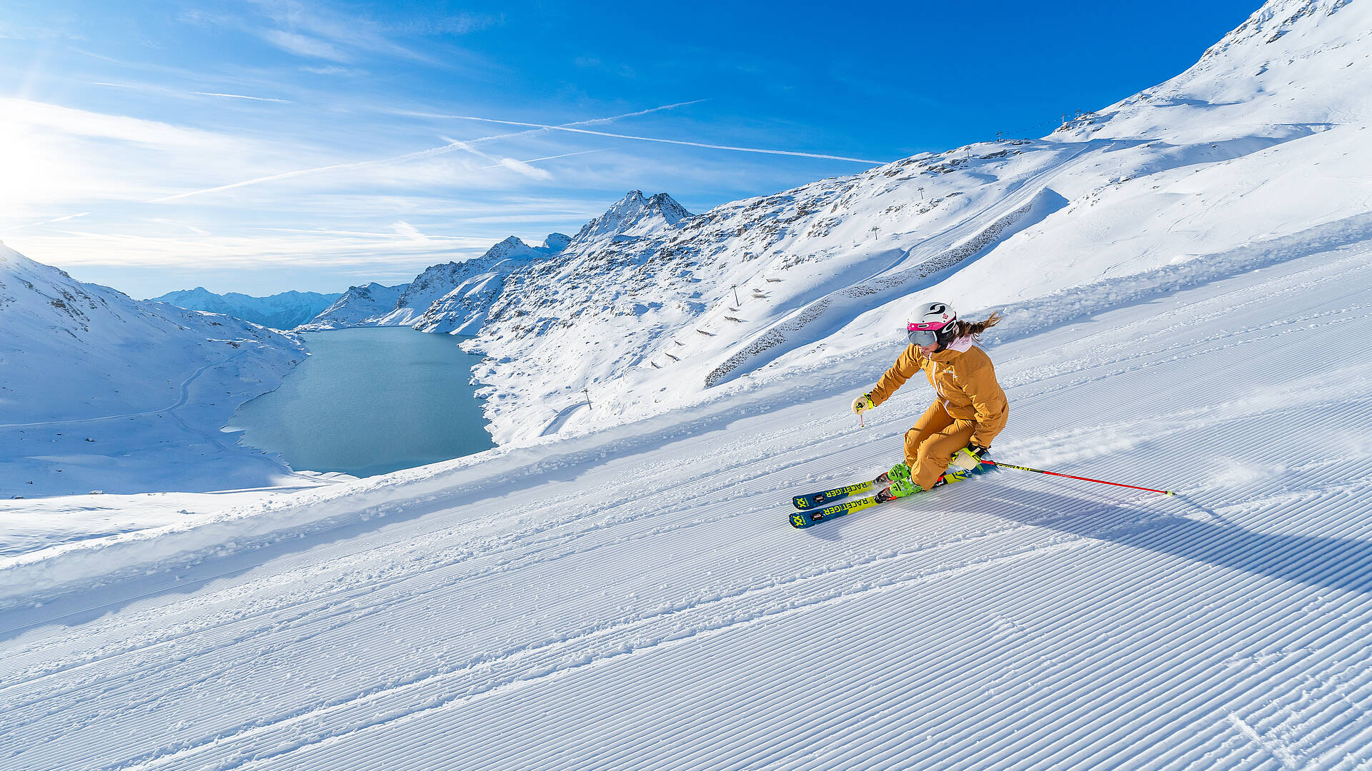 Frau beim Skifahren am Mölltaler Gletscher