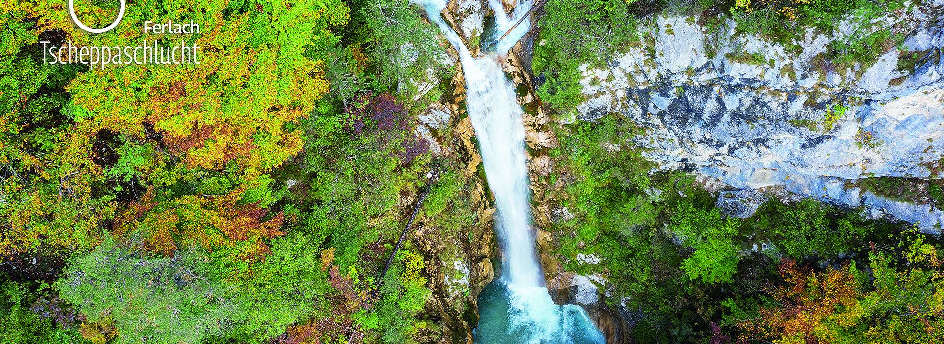 Schöner herabfallender Wasserfall 