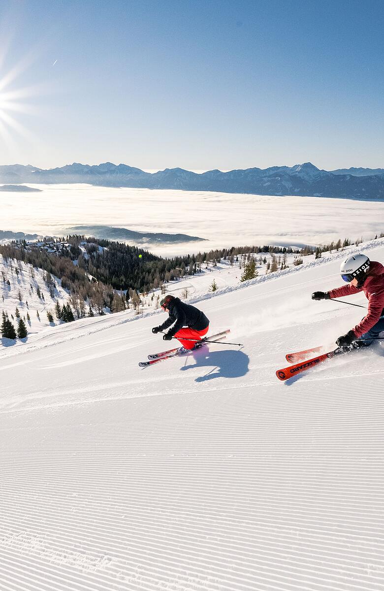 Zwei Skifahrer beim Carven auf der Gerlitzen in der Region Villach