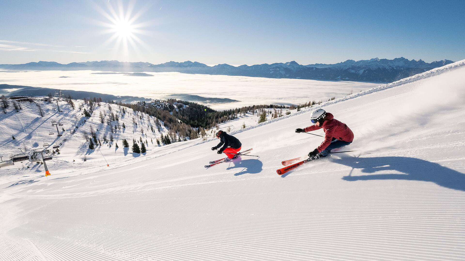 Zwei Skifahrer beim Carven auf der Gerlitzen in der Region Villach