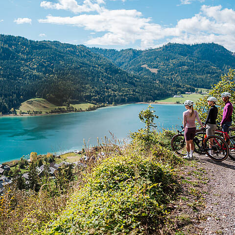 Gravelbiker unterwegs rund um den Weissensee – abwechslungsreiche Naturkulisse zwischen See, Wald und Almwegen.