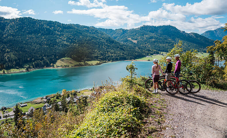 Gravelbiker unterwegs rund um den Weissensee – abwechslungsreiche Naturkulisse zwischen See, Wald und Almwegen.