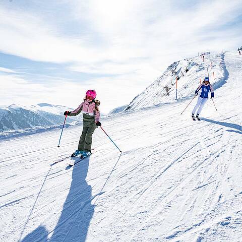 Mutter und Kind beim Skifahren auf der Turracher Höhe in den Nockbergen