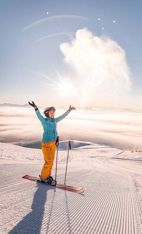 Kurze Pause beim sonnigen Skitag auf der Emberger Alm